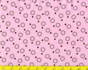 Braune Kreise Quadrate auf rosa Fat Quarter CSHCIR04170 - Bild 1 von 1