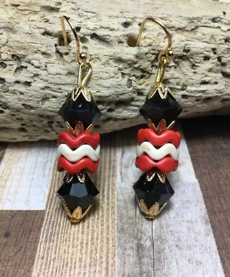 Pendiente Hecho a Mano Piedra Howlita Roja/Blanca Chapado en Oro 14k con Elementos Swarovski EE. UU. Foto 1 de 2