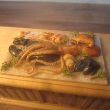 1/12 scale Dolls House  Display of Fish on a Slab  British made  DHD1818