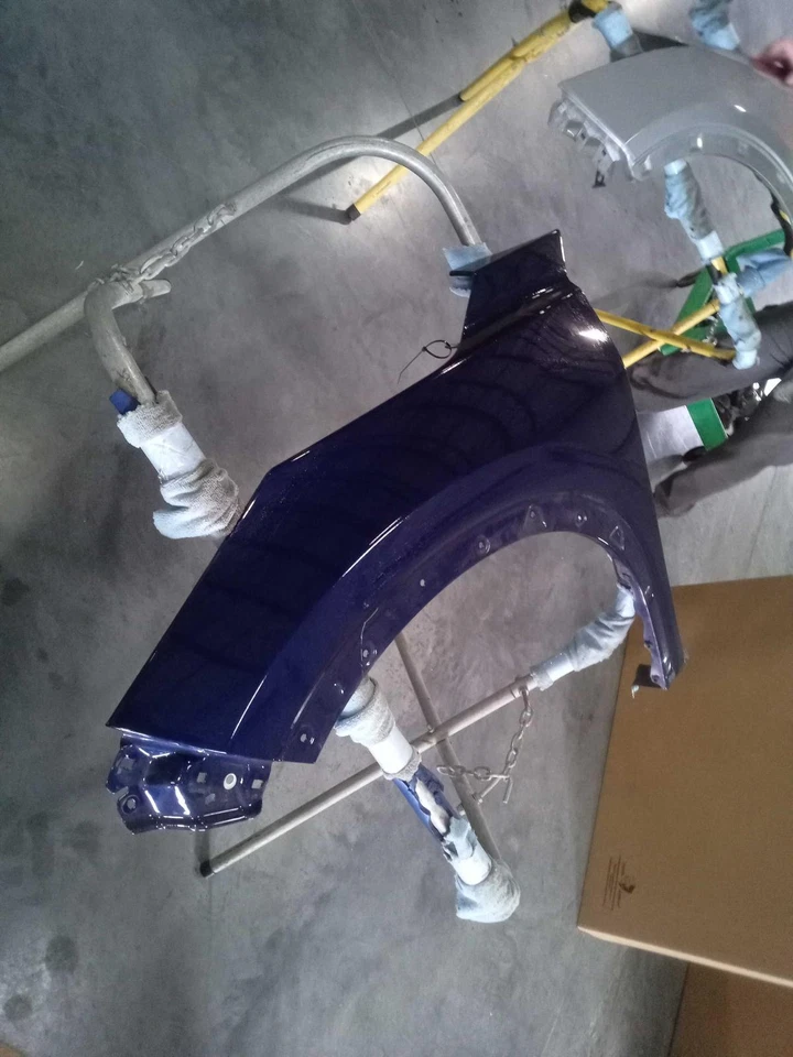 Guardabarros delantero izquierdo Nissan Rogue 2024 azul 710033 usado 29 k millas Foto 1 de 4