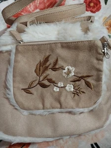 Mittelgroße Wildlederähnliche Beuteltasche Kunstfellbesatz beige farbig mit bestickter Münztasche - Bild 1 von 10