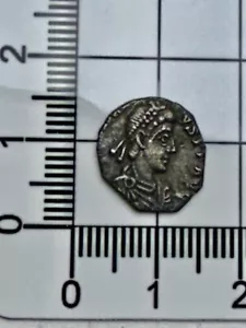 X248: Roman Silver Siliqua: c. AD 300's: Totally Unidentified so could be RARE? - Picture 1 of 2