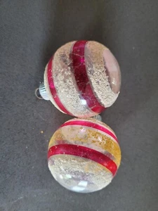 2er Set Vintage glänzende Brite gestreifte Ornamente mit "Schnee" - Bild 1 von 8