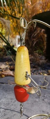 Señuelo Pfluger Globe con herrajes de plataformas de superficie hecho en Akron, Ohio. Muy antiguo Foto 1 de 4