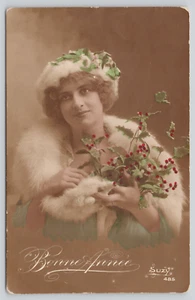 Postal RPPC Estudio Tintado a Mano Retrato de Mujer Abrigo de Piel Hojas de Acebo Suzy - Imagen 1 de 4