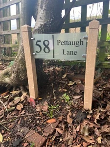 MODERN FREESTANDING GLASS ACRYLIC HOUSE & BUSINESS SIGN PLAQUE OAK POSTS 3014 - Picture 1 of 6