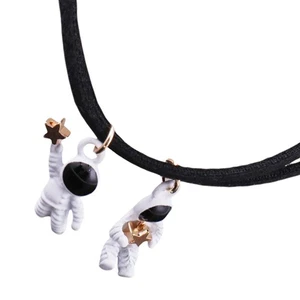 1 Set 2pcs Creative Astronaut Pendant Necklaces for Couples (Assorted Color) - Imagen 1 de 12