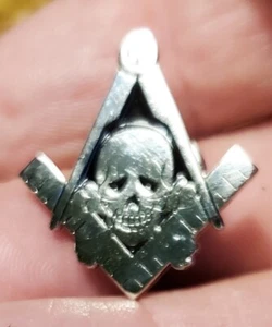 FREIMAURER EMAILLIERTE ANSTECKNADEL - QUADRATISCH & KOMPASS MIT TOTENKOPF - Bild 1 von 1