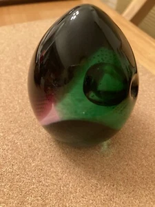 NEU HANDGEFERTIGT IN SCHOTTLAND GRÜNES GLAS MIT DEKORATIVEN VERTIEFUNGEN EI. FLACHER SOCKEL - Bild 1 von 5