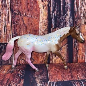 Breyer Pferde Classics Neapolitan Freedom Serie pink weiß #62223 - Bild 1 von 15