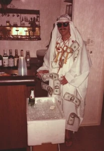 Vintage 1982 Foto Erwachsene Halloween Party Reicher Scheich Kostüm Öl Geld - Bild 1 von 1