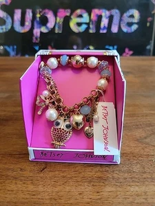 Nuovo Bracciale Elastico Betsey Johnson Tono Oro Charms Perline Gufo Fiocco Cuori - Foto 1 di 9