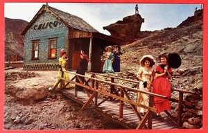 CALICO GHOST TOWN, Yermo ~ BOTTLE HOUSE & LADIES ~ Knott’s Berry Farm~ postcard - Picture 1 of 2