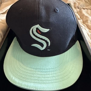 Seattle Kraken NGL Snap Back ￼ Promotional Cap Coors Light NWOT Flat Bill 3979 - Picture 1 of 4