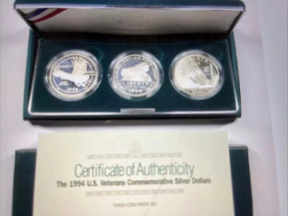 1994-P US MINT VETERANS COMMEMORATIVE SILVER DOLLAR 3-COIN PROOF SET W/OGP & COA - Image 1 of 1