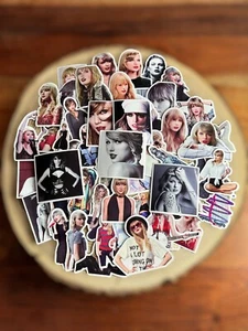 🍀 50 Taylor Swift-Design Aufkleber Sticker für z.B. Laptop Handy Skateboard  - Afbeelding 1 van 1