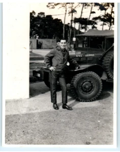 Vintage Foto 1953, US Army Soldat, Off Duty On Base mit Jeep, JNHC 4,25x3,25 - Bild 1 von 2