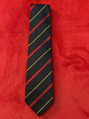 Corbata de seda Lands' End azul marino con rayas rojas y doradas 3,5/57,5 cosida a mano en EE. UU. USADA EN EXCELENTE ESTADO Foto 1 de 4