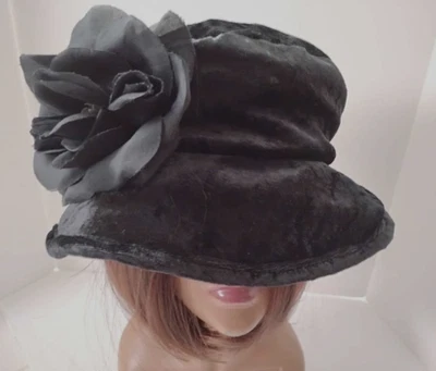 Sombrero Cloche Terciopelo Negro Crush con Flor de Seda Nuevo Foto 1 de 4