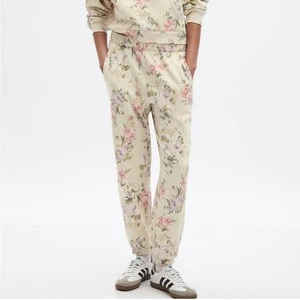 Neu mit Etikett Gap x LoveShack ausgefallene Happy-Jogginghose aus Fleece mit Blumendruck Pink Größe XS - Bild 1 von 10