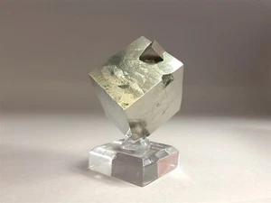 Cubo doble casi impecable cristal de pirita doble #18 - Imagen 1 de 5