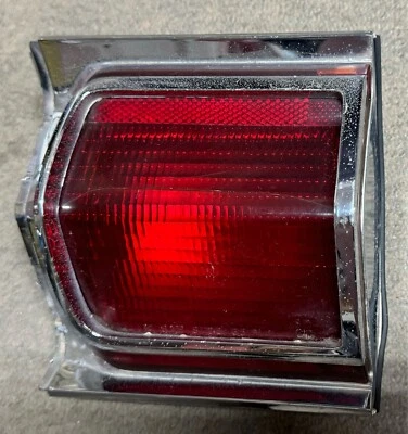 Luz trasera interior derecha derecha Plymouth Fury 1965 2445882 lente agrietada usada 65 Foto 1 de 4