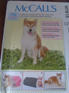 EINFACH NÄHEN LERNEN BASTELN SCHNITTMUSTER M7613 HAUSTIERBETTEN HUND KATZE 3 DESIGNS UNGESCHNITTEN - Bild 1 von 3