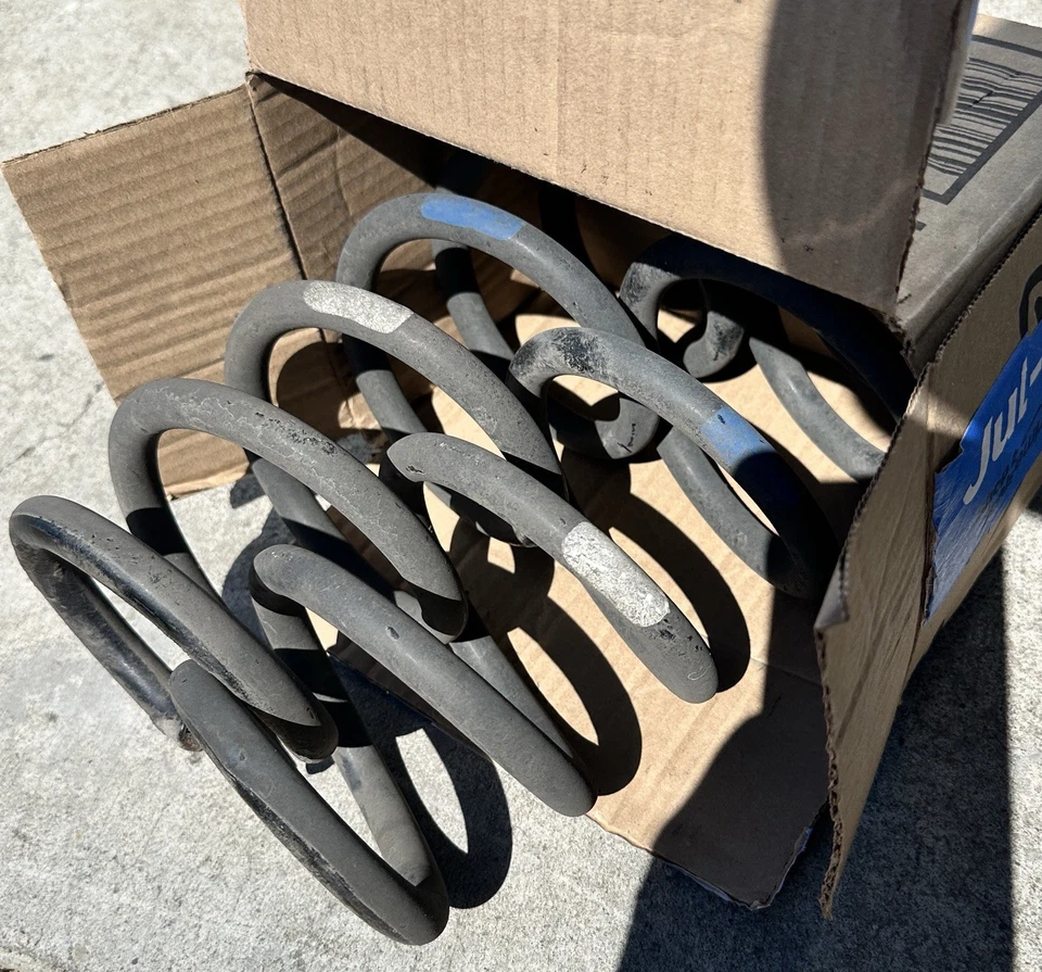 ОРИГИНАЛЬНЫЕ ЗАДНИЕ ПРУЖИНЫ LEXUS CT200H F SPORT (ПАРА) - Изображение 1 из 1