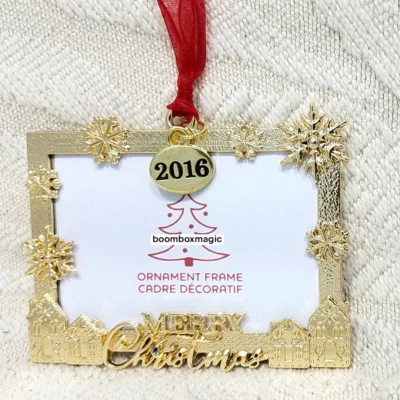 🎄2016 ADORNO DE ÁRBOL DE NAVIDAD MARCO DE FOTOS DORADO ESCENA DEL PUEBLO DEL PAÍS DE LAS MARAVILLAS Foto 1 de 4