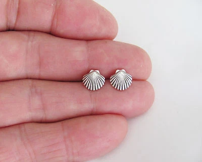 Pendientes de plata de ley de 8,5 mm concha de mar de vieira con poste hipoalergénico. Foto 1 de 3