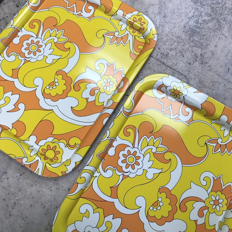 JUEGO 2 BANDEJAS DE SERVIR TV DE METAL PSICODÉLICO HIPPIE AMARILLO NARANJA BLANCO MOD AÑOS 60 DE COLECCIÓN Foto 1 de 4