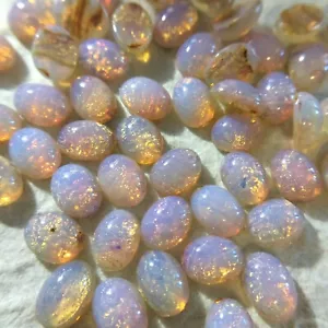 HW910 Vintage Glas Cabochons 8x6mm milchig Feueropal Harlekin unfoliert (18) - Bild 1 von 2