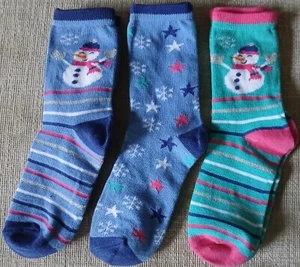 3 Paar Kinder Weihnachtssocken. Größe 5 Zoll entlang der Unterseite des Fußes. Neu mit Etikett - Bild 1 von 3