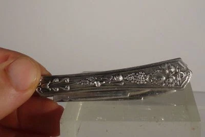 Navaja de Bolsillo Antigua Moneda Plata Cuchillo de Frutas Grabado Diseño Estético Estilo Foto 1 de 3