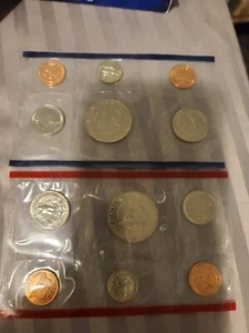 1990 UNITED STATES  U S MINT UNCIRCULATED COIN SET OGP Philadelphia and Denver - Picture 1 of 3