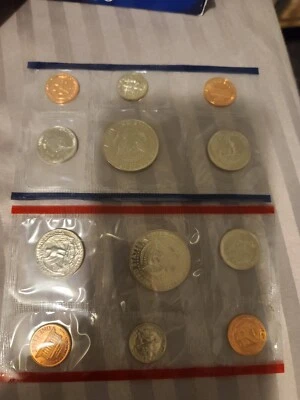 1990 UNITED STATES  U S MINT UNCIRCULATED COIN SET OGP Philadelphia and Denver - Image 1 of 3