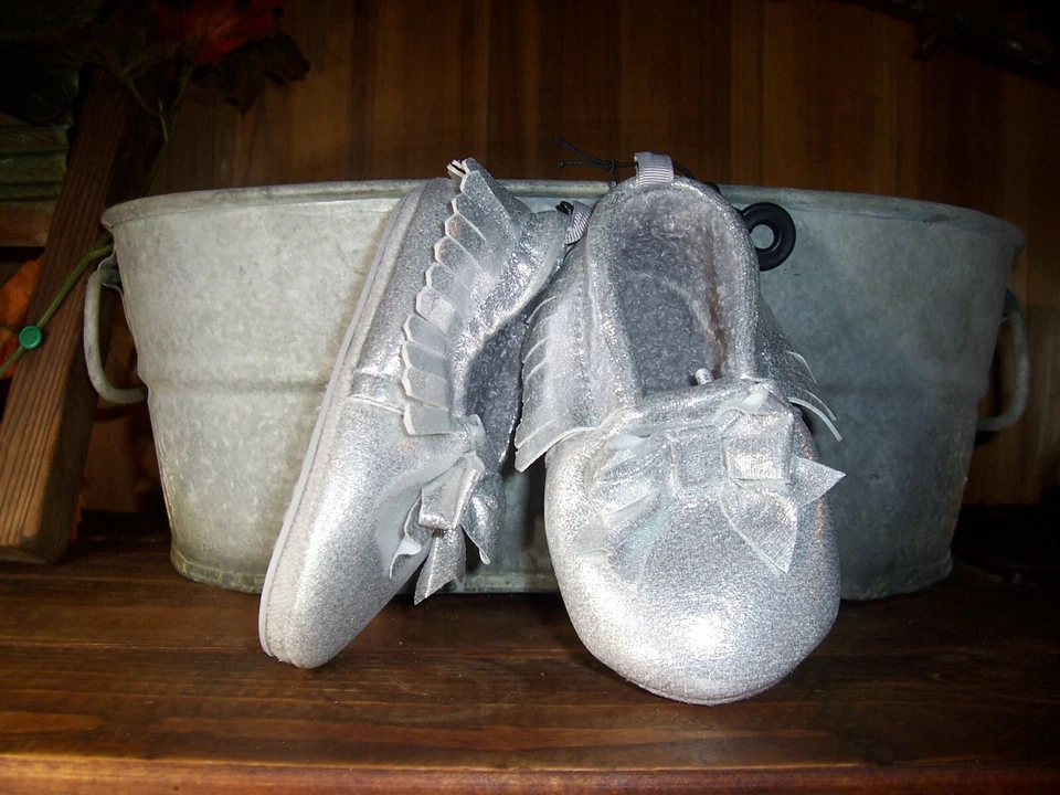 ZAPATOS ESTILO MOCASÍN WONDER NATION NIÑAS NIÑOS PEQUEÑOS TALLA 6 COLOR PLATA SUELA DE GOMA Foto 1 de 1