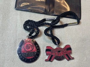 GENTLEMANS & LADYS 1977 Newbury HORSE Racecourse Enamel Members Pin Badge & Cord - Picture 1 of 2