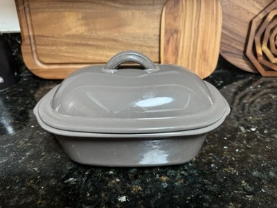 Pampered Chef Stoneware 1.5 Qt Loaf Pan With Lid, Excellent Condition - Image 1 of 4