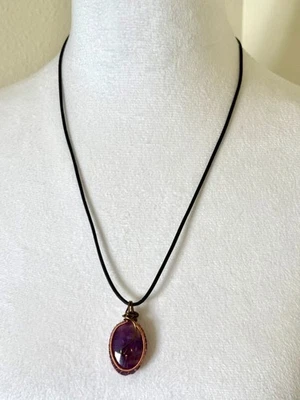 Collar colgante envuelto en alambre de cobre amatista pulido hecho a mano en cuero negro Foto 1 de 4