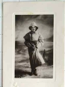 Junge Frau mit Regenmantel 1908 Postkarte antik echtes Foto Dame Mädchen Menschen - Bild 1 von 3