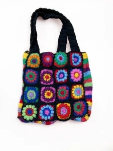 Wolltasche schwarz gehäkelt Regenbogen Oma quadratisch Blumenmuster 46 cm x 44 cm - Bild 1 von 6
