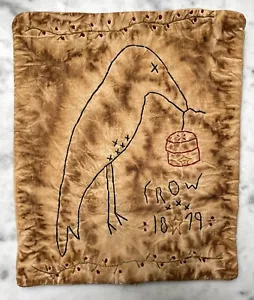 Tappetino per candele primitivo fatto a mano Grungy 10" 1879 Prim Crow Candle Mat - Foto 1 di 4