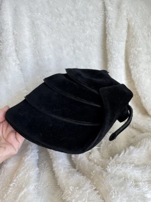 Vintage 1950s Black Velvet Sculptural Cocktail Hat by G. Howard Hodge - Imagem 1 de 3