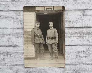 AK 1917 Soldaten Männer Baracke 1. Weltkrieg WK Militaria Uniform Foto Militär - Picture 1 of 2