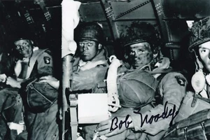Bob Noody signed Autogramm 4x6 Foto 101st Airborne D-Day berühmtes Foto Holland - Bild 1 von 2