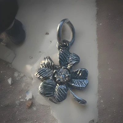 Dije/colgante trébol de cuatro hojas de diamantes naturales de oro de 14 quilates y 0,08 quilates, 0,92 gramos Foto 1 de 4