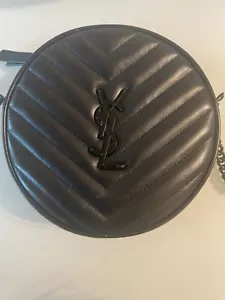 YSL VINYLE ROUND CAMERA BAG IN CHEVRON-QUILTED - Bild 1 von 5