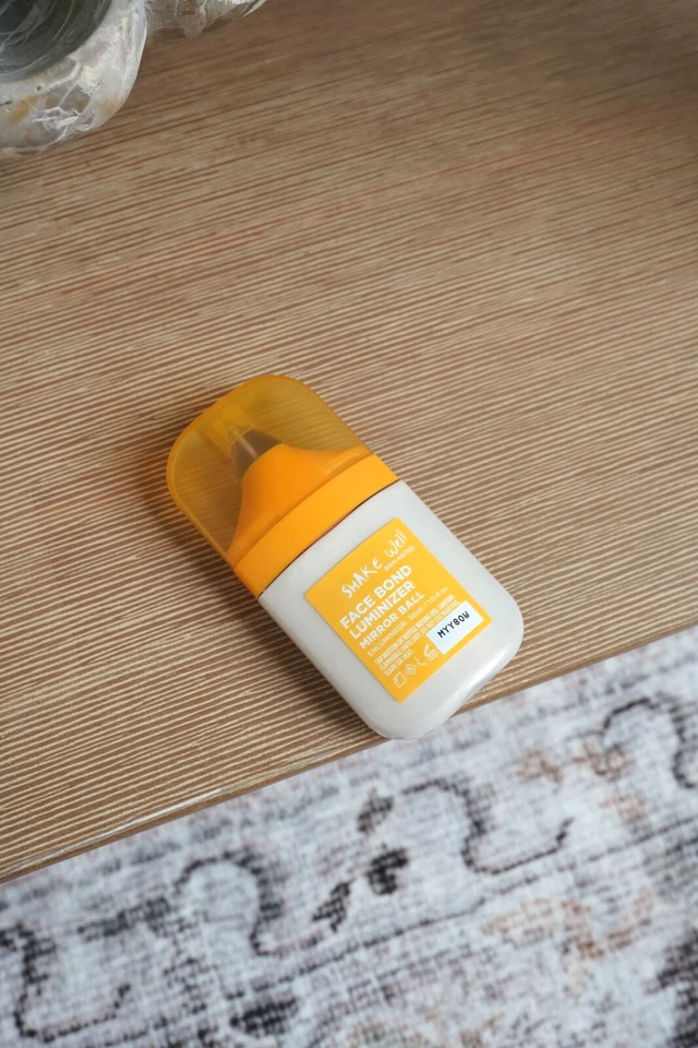 Gotas brillantes iluminadoras Urban Decay Face Bond para rostro + bola espejo corporal Foto 1 de 1