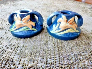 ROSEVILLE POTTERY #1162-2" ZEPHYR LILY DARK BLUE 2" CANDLESTICKS - Picture 1 of 8